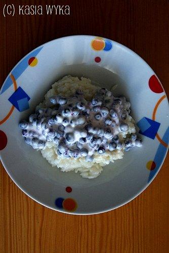 Mleczny pudding ryżowy z jagodami