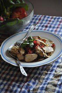 Spaghetti w pomidorach z kurczakiem i chili