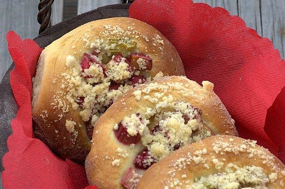 Drożdżówki z rabarbarem i daktylami