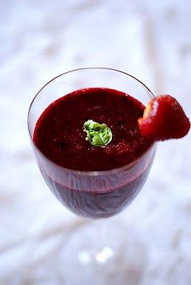 Ekspresowe smoothie jagodowo-truskawkowe na szybkie śniadanie