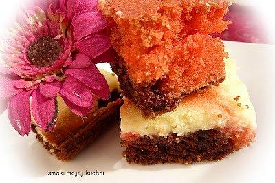 Kolorowe, słodkie i pyszne muffiny serowe z czekoladą i owocami