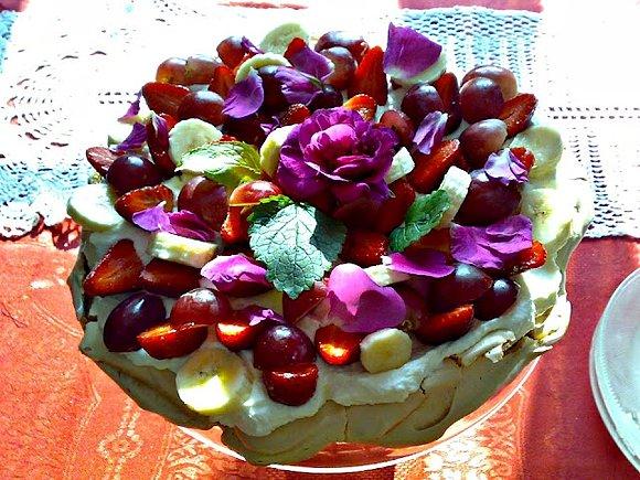 Pavlova - delikatny deser beza z owocami i bitą śmietaną
