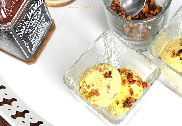 Lody z Jack Daniels i pieczonymi orzechami