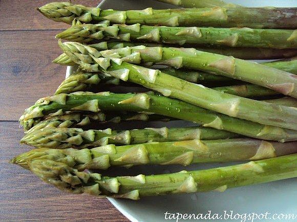 Szparagi zapiekane w szynce parmeńskiej z olejem z pestek dyni