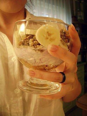 Owocowy deser czekoladowy z bananem i nektarynką