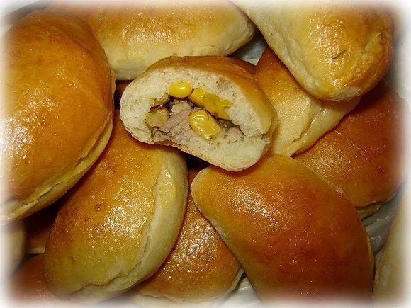 Bułeczki pierożki drożdżowe z tuńczykiem i kukurydzą