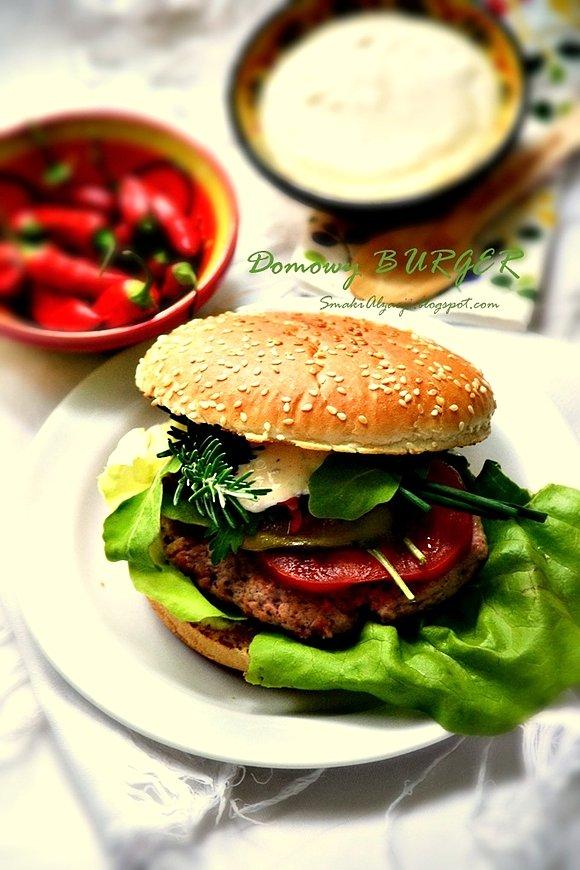 Domowy burger z sosem czosnkowo pieprzowym
