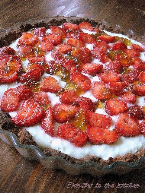 Czekoladowa tarta z ricottą i truskawkami
