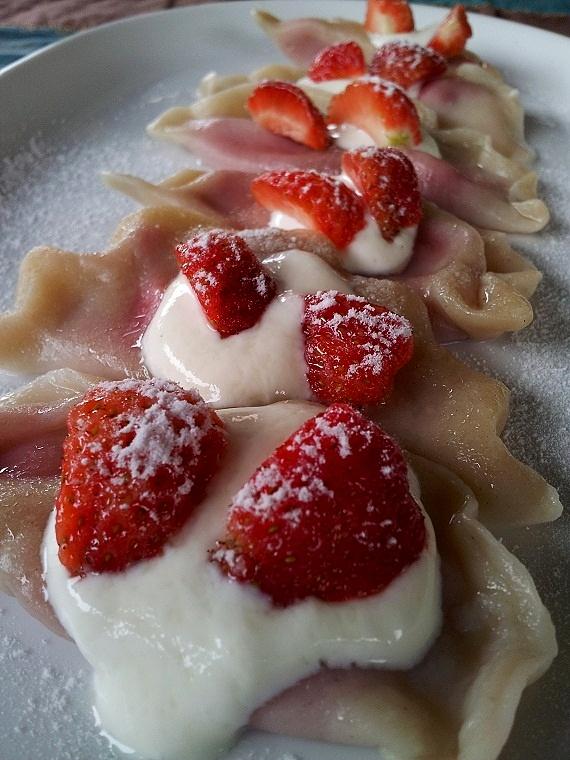 Smaczne pierogi z truskawkami na słodko