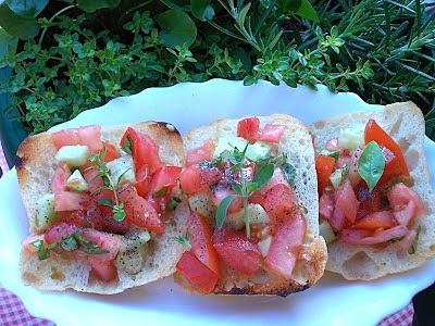 Ogórek zabija pomidora. Bruschetta z pomidorem, ogórkiem i ziołami.