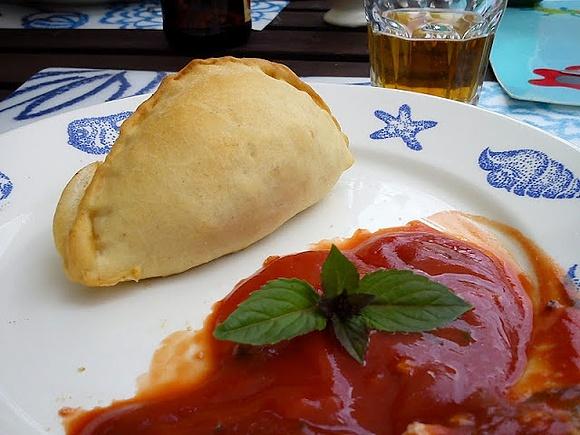 Calzone z salsą pomidorową