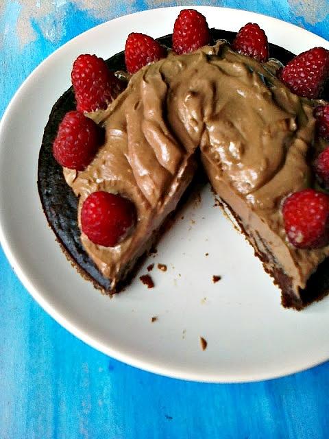 Boski czekoladowy tort z malinami