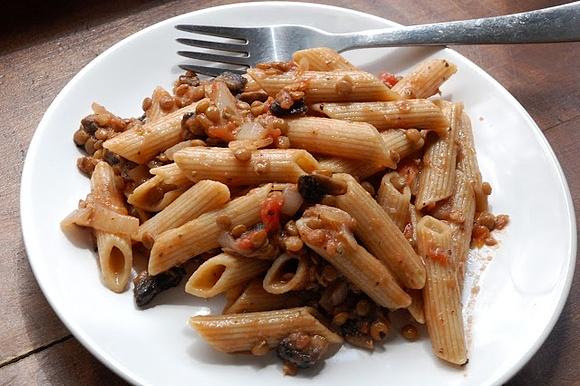 Penne z soczewicą i pomidorami