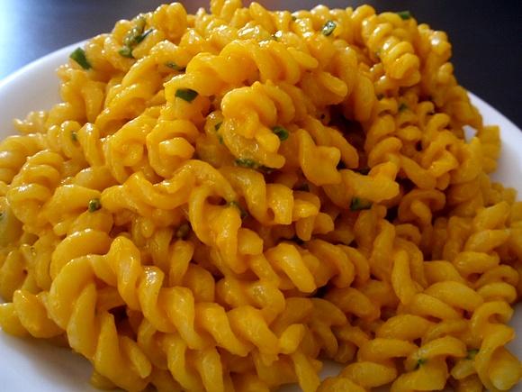 Mac and Cheese wegańskie z sosem serowym