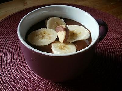 Kasza manna na mleku z bananem i orzechami brazylijskimi