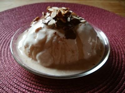 Cynamonowy pudding kukurydziany na mleku z jogurtem greckim i migdałami