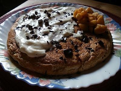 Omlet cynamonowy z rabarbarem i jabłkiem w środku z Danio i czekoladą