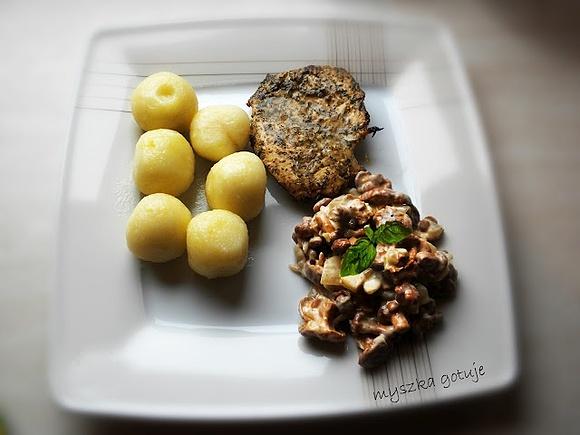 Kurki w śmietanie z grillowanym kurczakiem i kluskami śląskimi