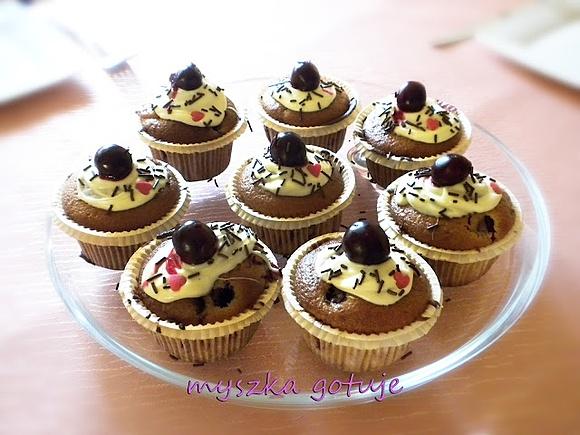 Muffinki z wiśniami i białą czekoladą