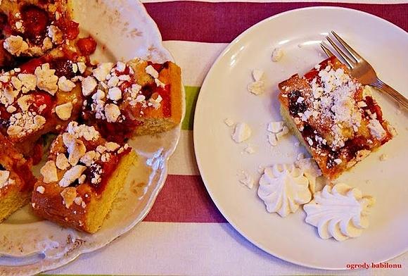 Truskakowe ciasto Eton Mess z bezą i migdałami