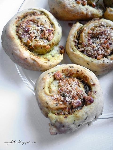 Bułeczki z pesto i orzechami włoskimi