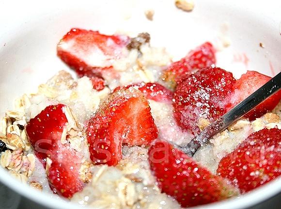 Owsianka z muesli, truskawkami i owocami goji - zdrowe śniadanie