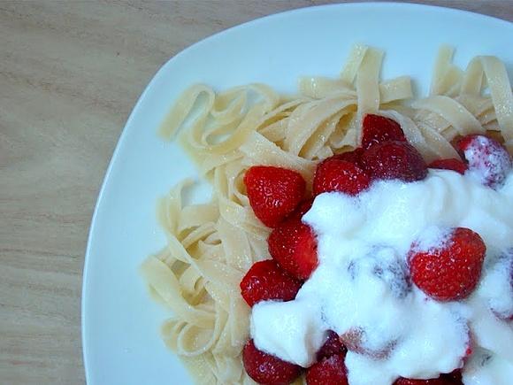 Makaron z truskawkami - prosty i smaczny pomysł na letnie danie