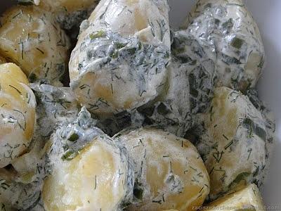 Młode ziemniaczki w sosie koperkowo-śmietanowym