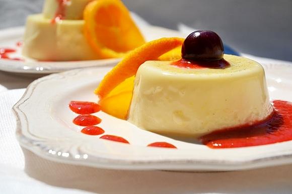 Pomarańczowo-kardamonowa panna cotta z sosem truskawkowym