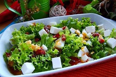 Sałatka z kabanosem i jajkiem z sosem chilli słodkim