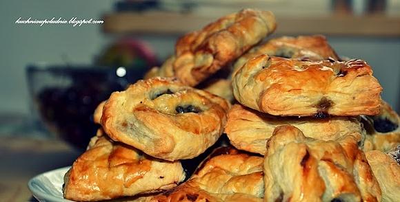 Szybkie przekąski z ciasta francuskiego z pieczarkami i szpinakiem