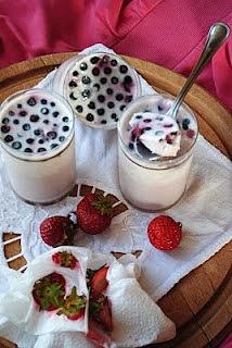 Panacotta z morwy z jagodami