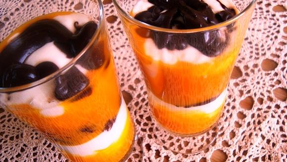 Deser z jogurtem, mango i czekoladą
