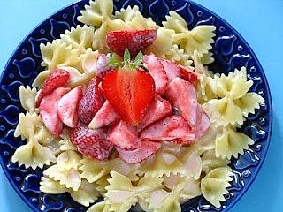 Makaron z truskawkami i śmietaną - lato w kuchni