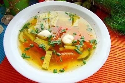 Zupa z cukinii z kulkami mozzarelli