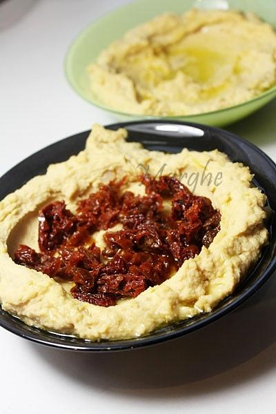Humus z ciecierzycy z tahini i czosnkiem