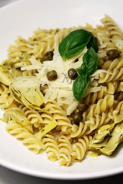 Fusilli z karczochami, cytryną i bazylią