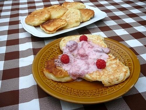 Racuszki serowe z sosem truskawkowym