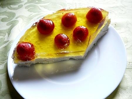 Sernik na zimno z truskawkami i galaretką