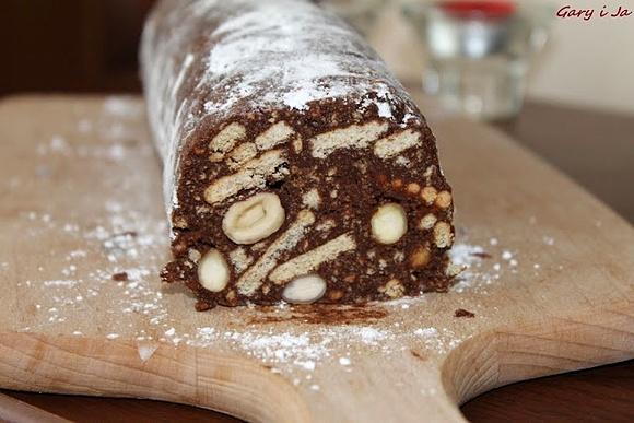 Salami z ciasta bez pieczenia z herbatników i orzechów