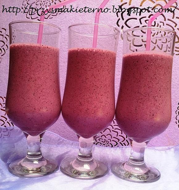 Jogurt jagodowy z syropem waniliowym