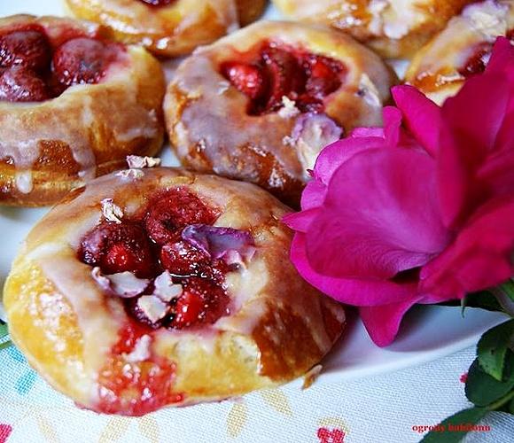 Drożdżówki z truskawkami i różanym lukrem
