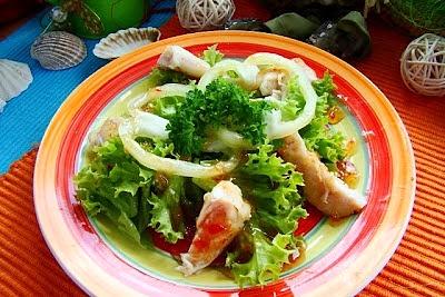 Sałatka z grillowanym kurczakiem i sosem chilli słodkim