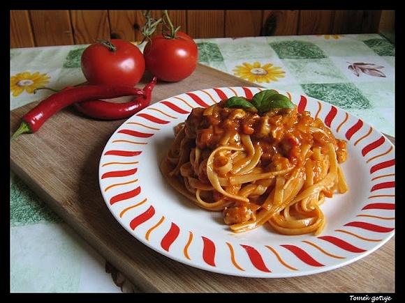 Linguine z sosem pomidorowym