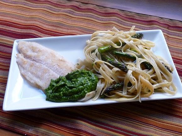 Grillowana ryba z pesto szpinakowym i makaronem szparagowym