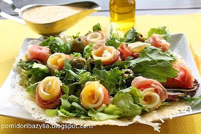 Sałatka Viva Italia z rukolą, mango, mozzarellą i szynką parmeńską