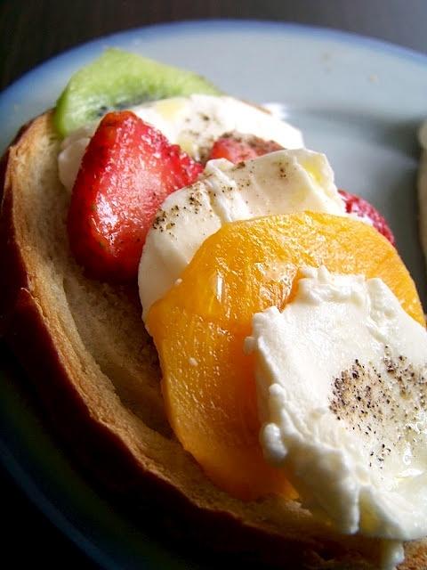 Owocowe caprese na grzance