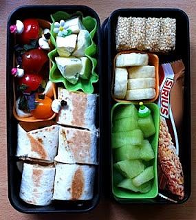 Bento nr 11: lunch z tortillą, koreczkami i serem