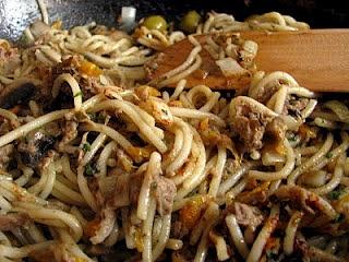 Tuńczykowa pasta z marchewką i oliwkami