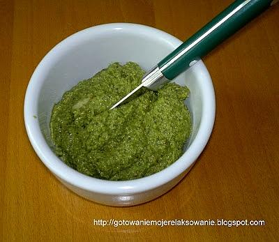 Pesto z liści rzodkiewek z surówką